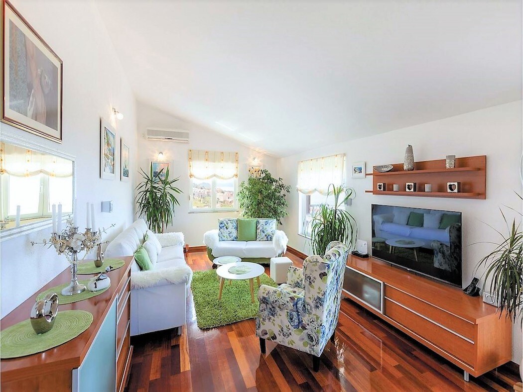 APARTMÁNOVÁ VILA S BAZÉNOM A VÝHĽADOM NA MORE — foto 6
