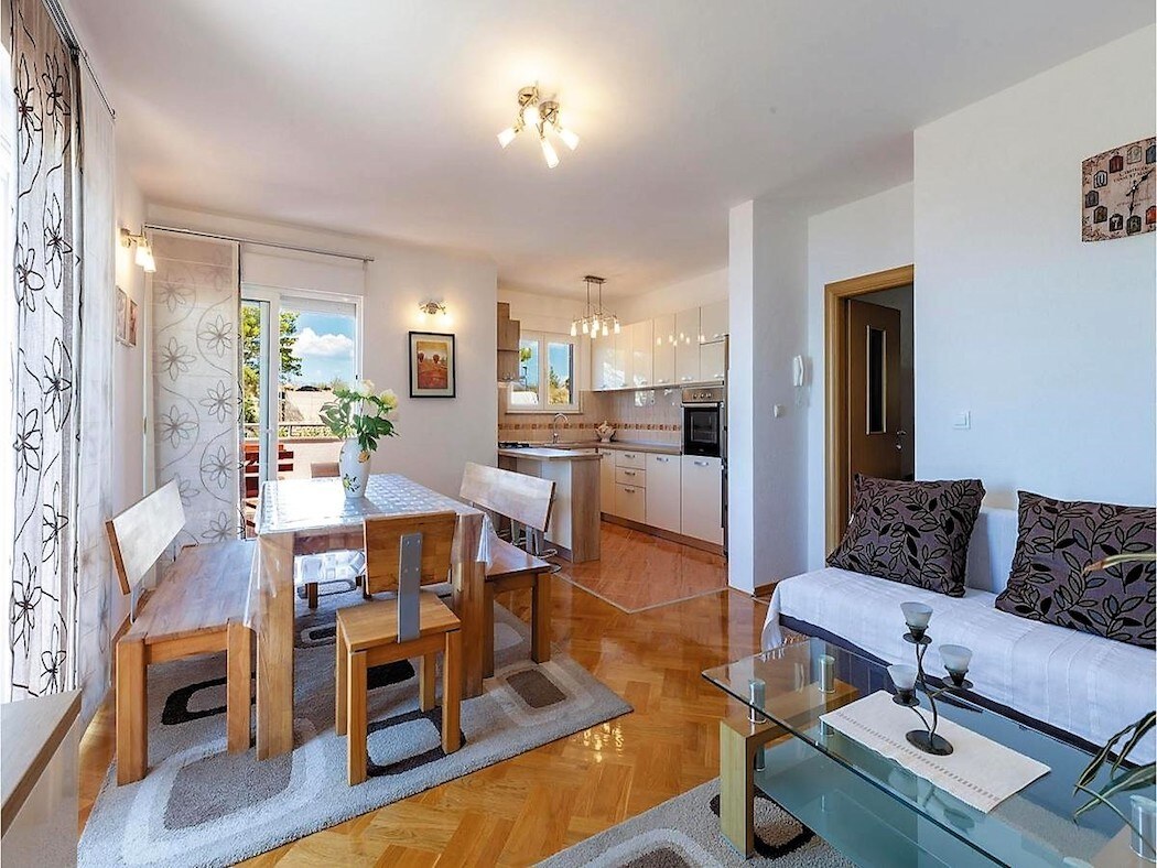 APARTMÁNOVÁ VILA S BAZÉNOM A VÝHĽADOM NA MORE — foto 9