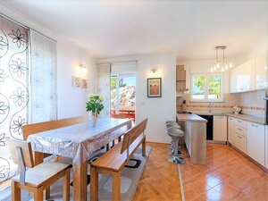 APARTMÁNOVÁ VILA S BAZÉNOM A VÝHĽADOM NA MORE — foto 12