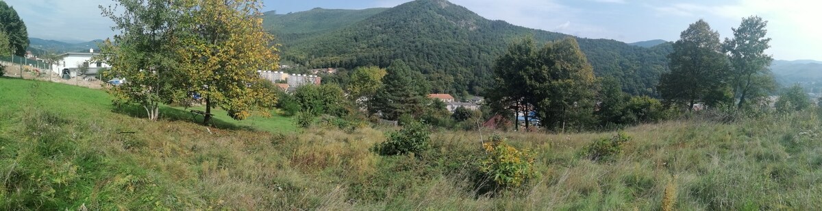 Stavebný pozemok Nová Baňa s výhľadom na mesto