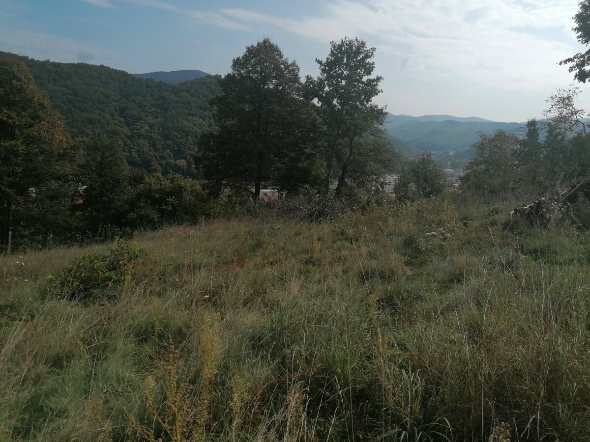 Stavebný pozemok Nová Baňa s výhľadom na mesto — foto 4