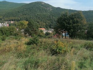 Stavebný pozemok Nová Baňa s výhľadom na mesto — foto 3