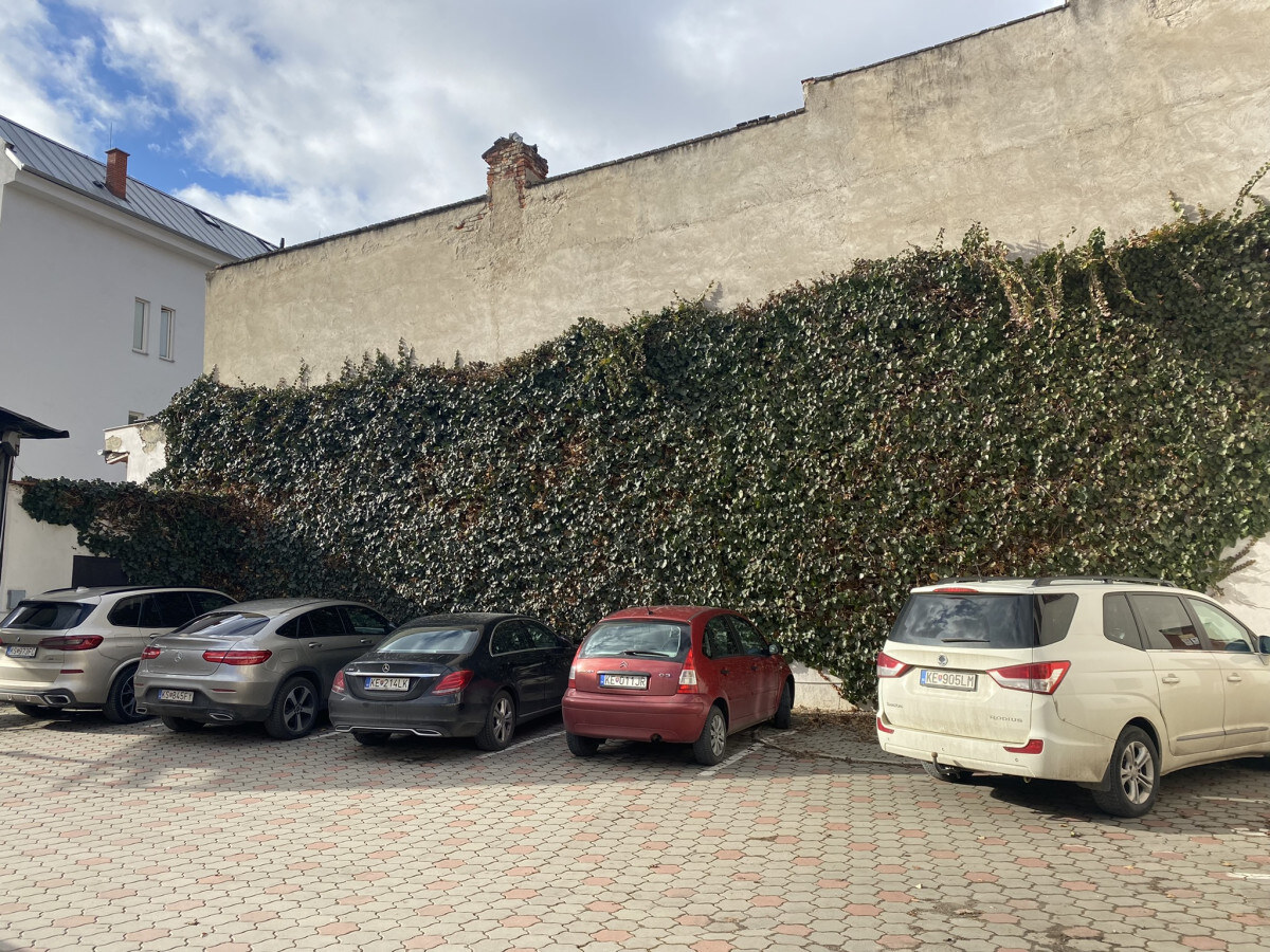 NA PRENÁJOM - parkovacie miesta v areáli Vrátnej ul. v Košiciach_za rampou — foto 2