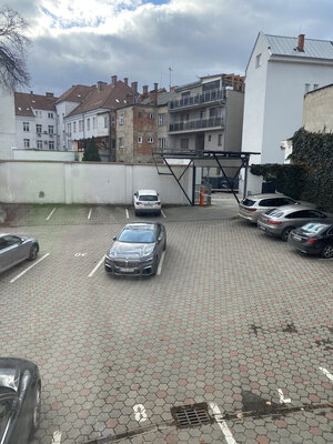 NA PRENÁJOM - parkovacie miesta v areáli Vrátnej ul. v Košiciach_za rampou — foto 1