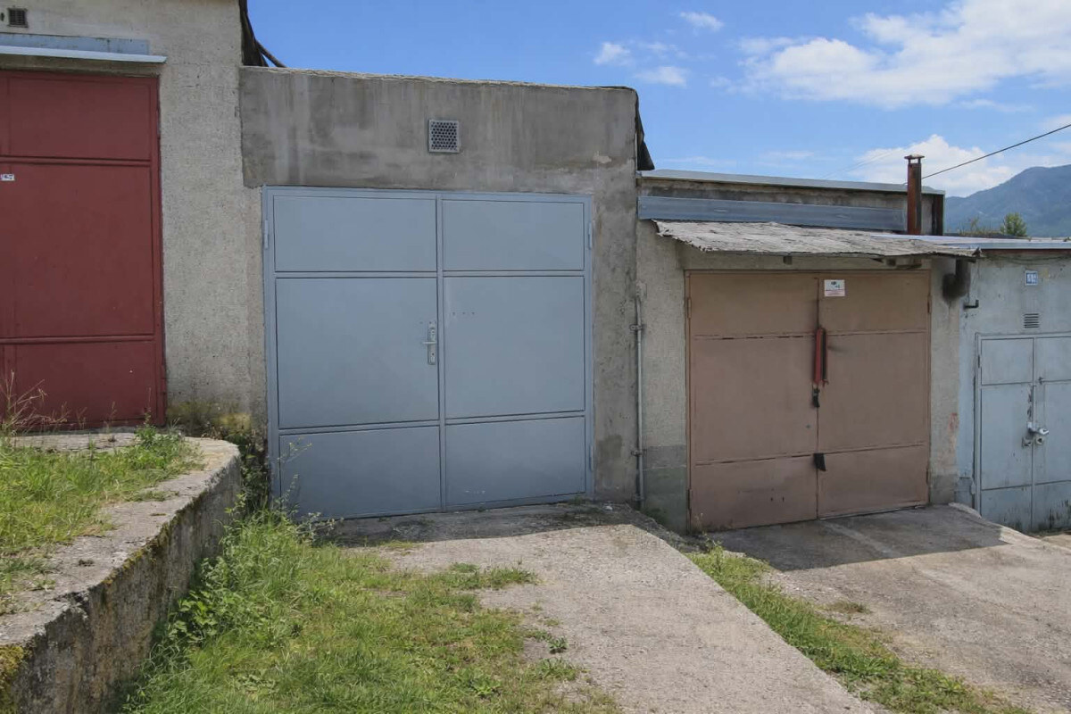 SPEKTRUM REALITY- Na Predaj murovaná Garáž 20 m2, Handlová, okres Prievidza