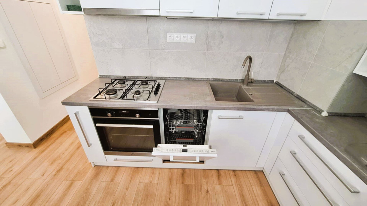 Rezervované...TOP/ Rybany - 2 izbový byt s loggiou a s garážou — foto 2
