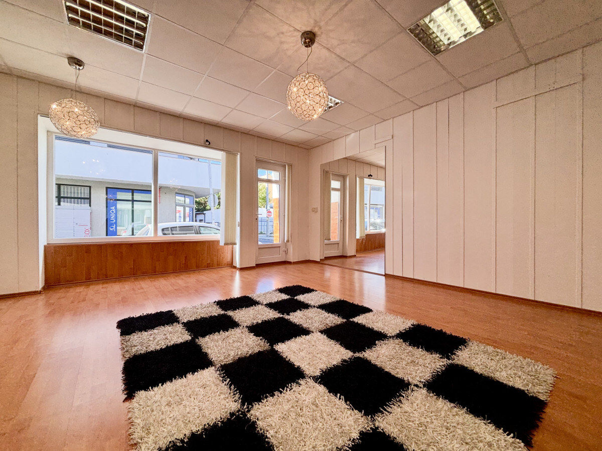 Ponúkame Vám na prenájom priestranný, svetlý a vzdušný nebytový priestor o výmere cca 50 m², situovaný priamo v centre mesta Nové Zámky — foto 2