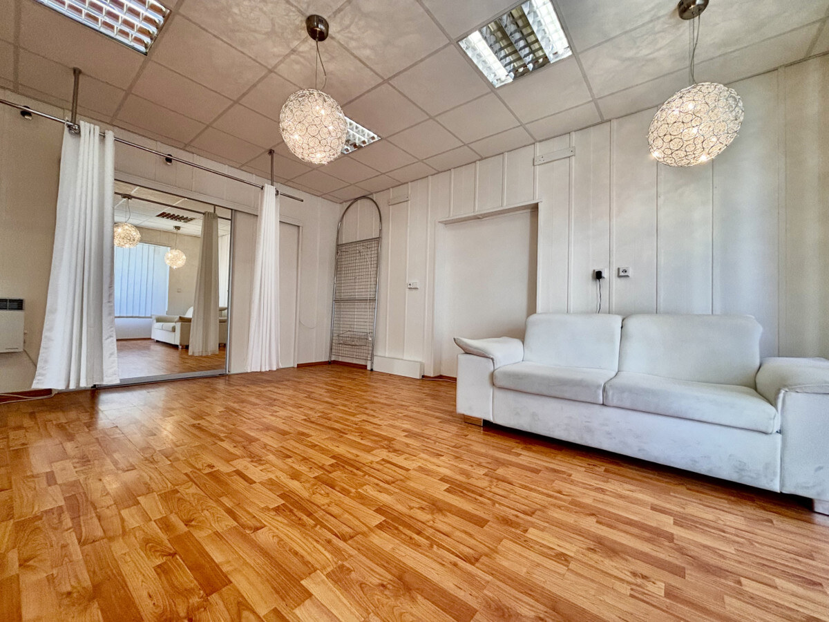 Ponúkame Vám na prenájom priestranný, svetlý a vzdušný nebytový priestor o výmere cca 50 m², situovaný priamo v centre mesta Nové Zámky — foto 4