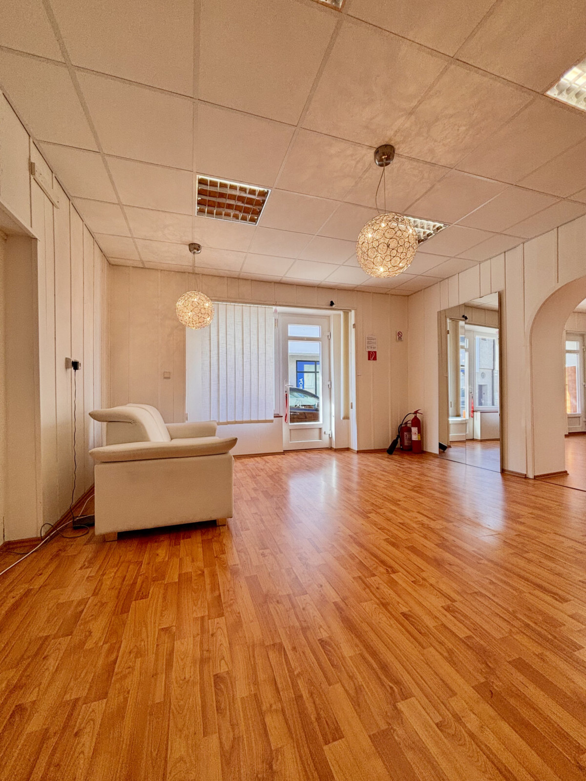 Ponúkame Vám na prenájom priestranný, svetlý a vzdušný nebytový priestor o výmere cca 50 m², situovaný priamo v centre mesta Nové Zámky — foto 5