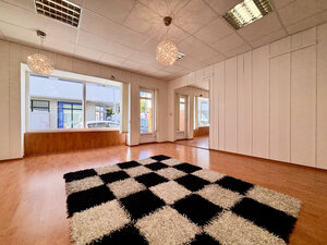 Ponúkame Vám na prenájom priestranný, svetlý a vzdušný nebytový priestor o výmere cca 50 m², situovaný priamo v centre mesta Nové Zámky — foto 2