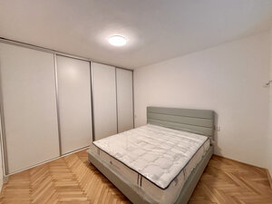Ponúkame Vám na prenájom kompletne prerobený, zariadený 2 izbový byt v centre mesta Nové Zámky — foto 7