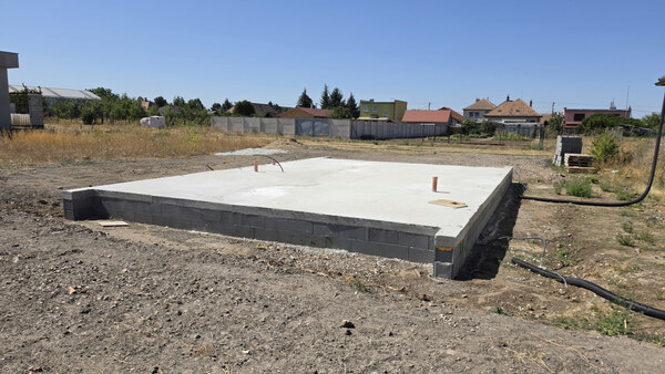Ponúkam na Predaj 3 izbový dom v stave Hrubá stavba Dvory nad Žitavou
