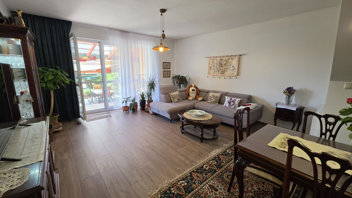 Predám krásný 5 izbový poschodový dom v meste Nesvady — foto 3