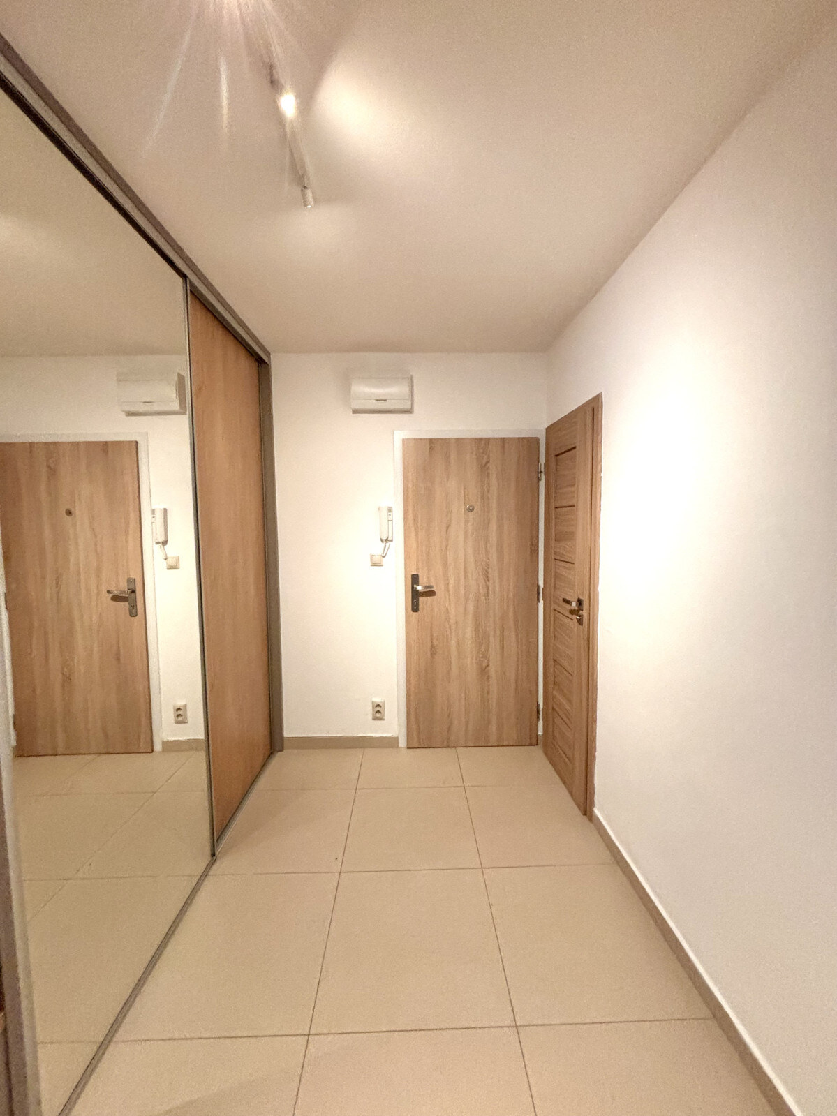 Ponúkam Vám na prenájom priestranný, kompletne zariadený 2-izbový byt vo vyhľadávanej lokalite v meste Nové Zámky — foto 8