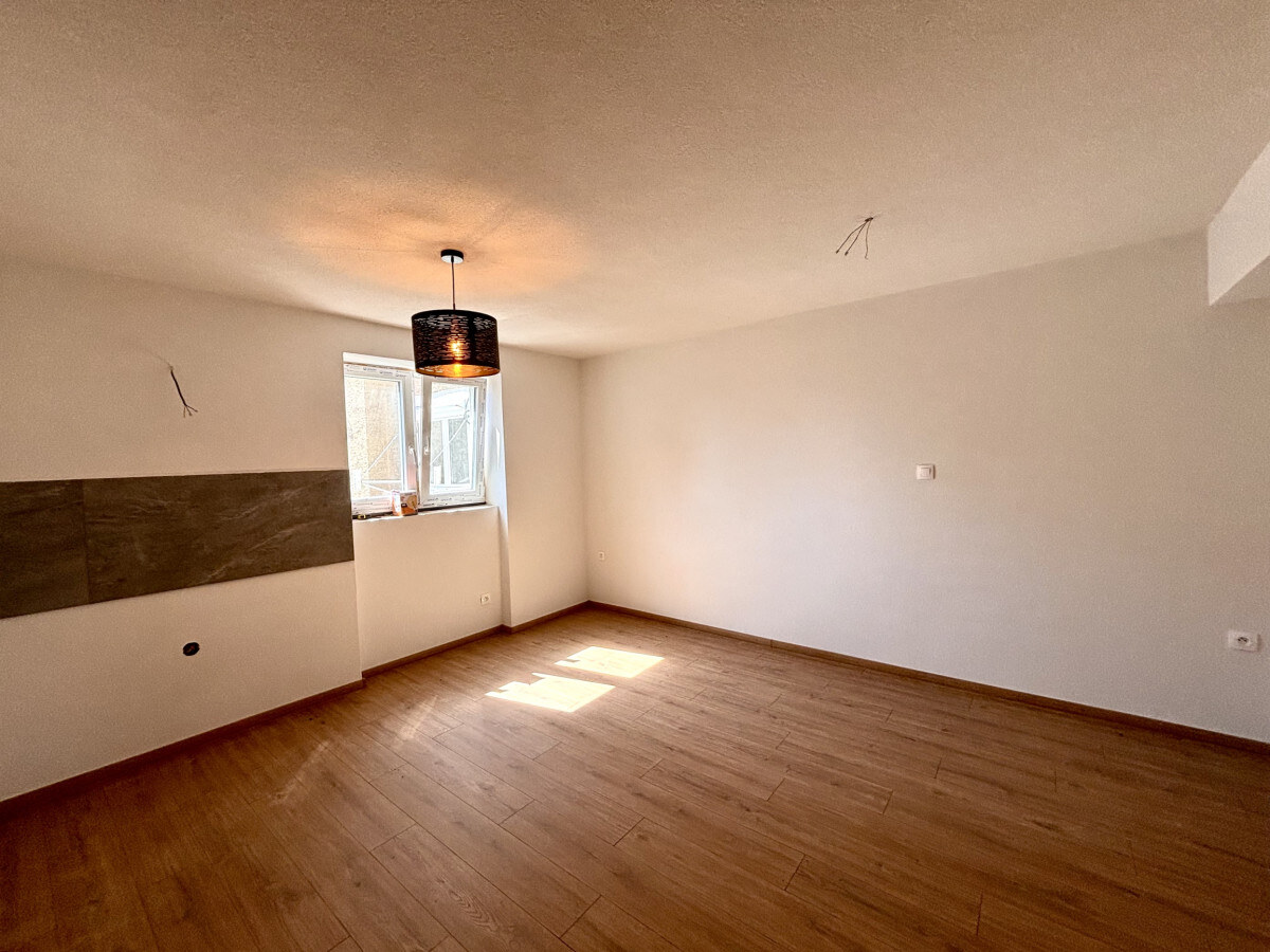 Výrazne znížená cena! Ponúkame Vám na predaj kompletne prerobený, priestranný 2 izbový byt v centre mesta Nové Zámky — foto 3