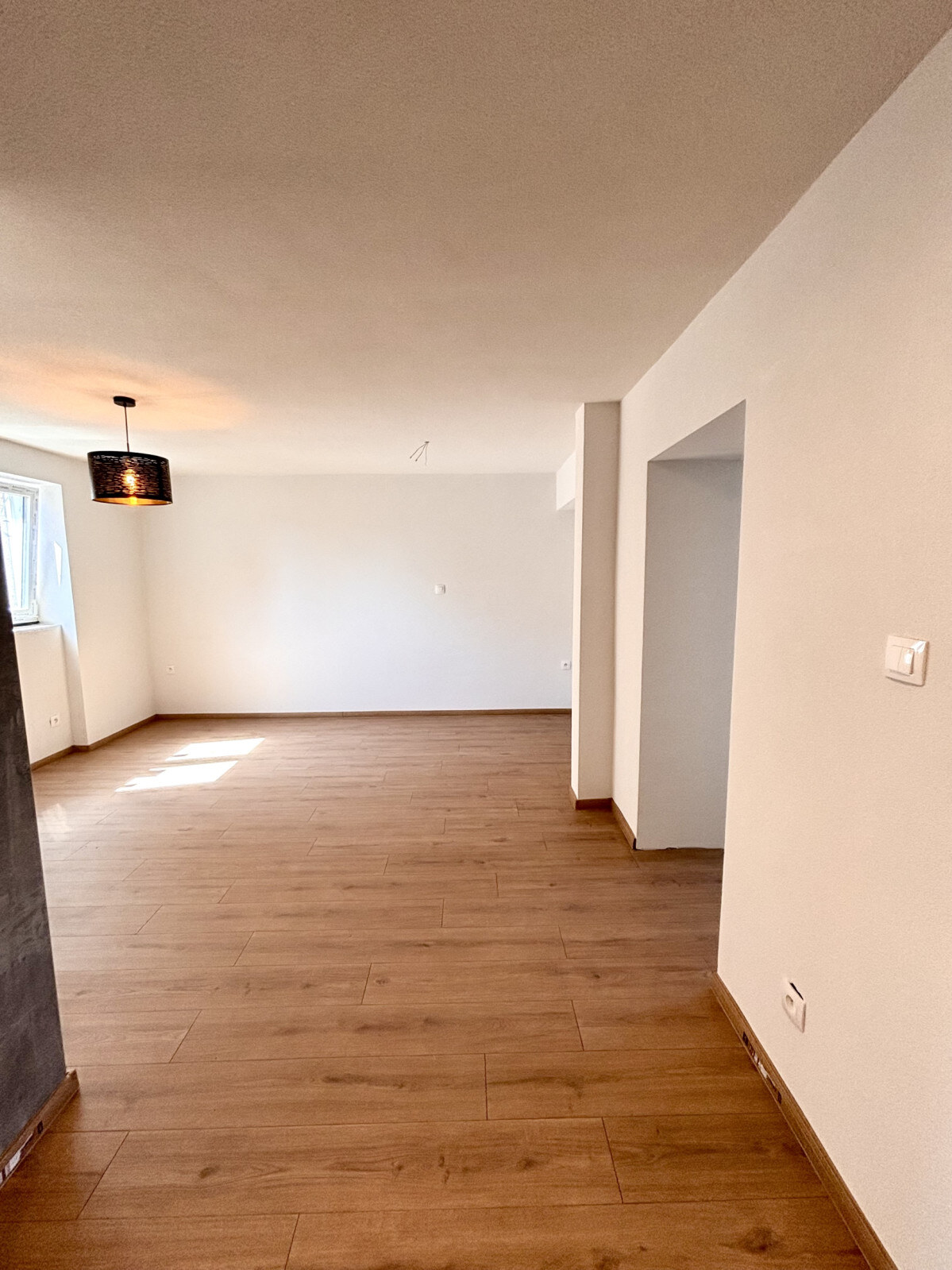 Výrazne znížená cena! Ponúkame Vám na predaj kompletne prerobený, priestranný 2 izbový byt v centre mesta Nové Zámky — foto 4