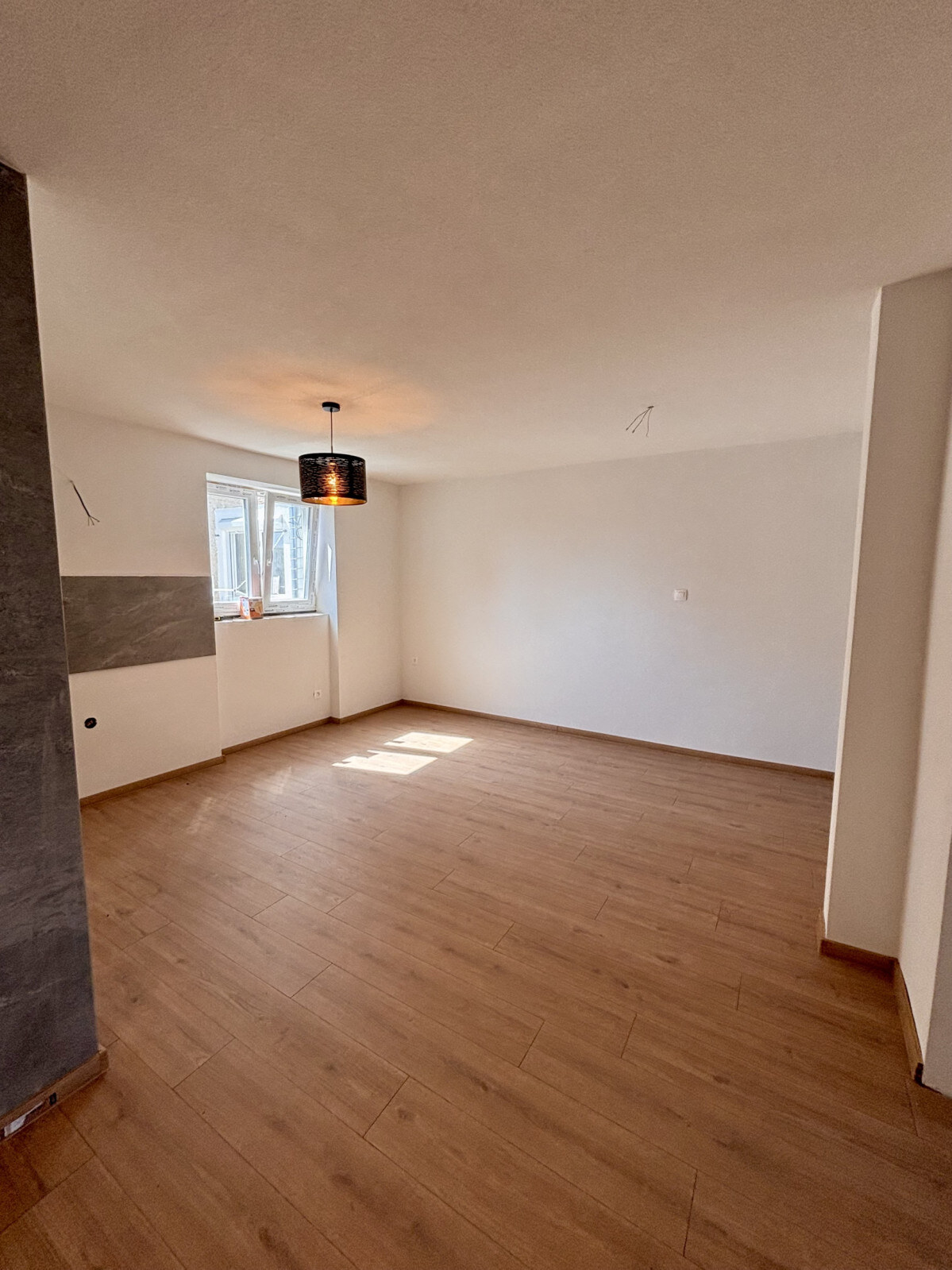 Výrazne znížená cena! Ponúkame Vám na predaj kompletne prerobený, priestranný 2 izbový byt v centre mesta Nové Zámky — foto 5