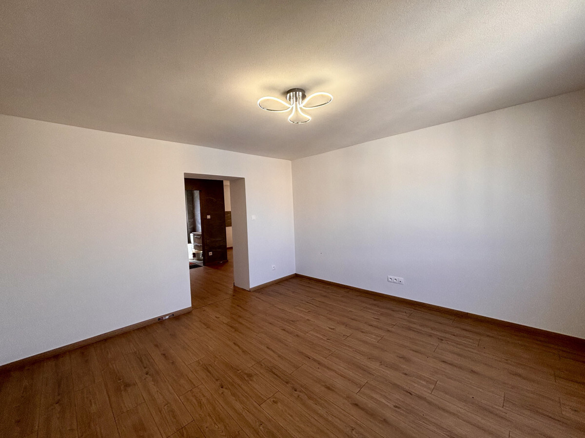 Výrazne znížená cena! Ponúkame Vám na predaj kompletne prerobený, priestranný 2 izbový byt v centre mesta Nové Zámky — foto 6