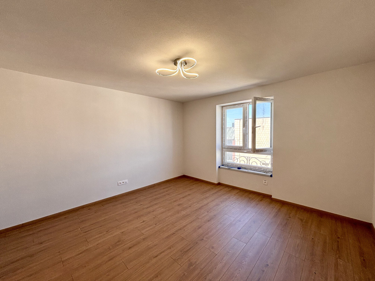 Výrazne znížená cena! Ponúkame Vám na predaj kompletne prerobený, priestranný 2 izbový byt v centre mesta Nové Zámky — foto 7