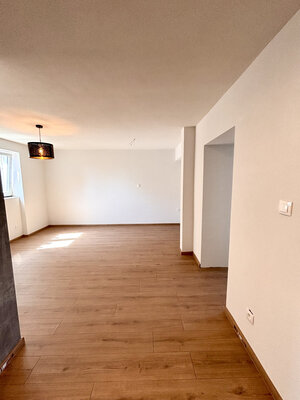 Výrazne znížená cena! Ponúkame Vám na predaj kompletne prerobený, priestranný 2 izbový byt v centre mesta Nové Zámky — foto 4