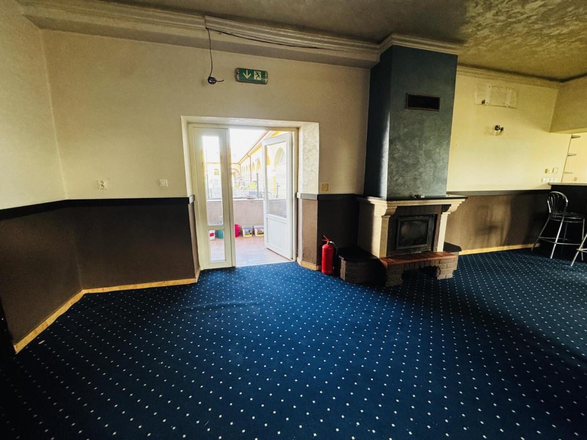 Ponúkame na prenájom obchodné priestory nachádzajúce sa v širšom centre mesta Nové Zámky na ulici Žerotínová bašta — foto 16