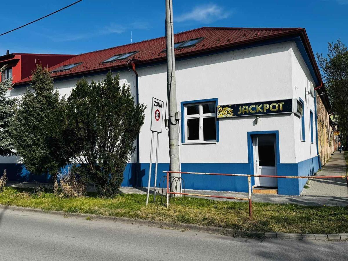 Ponúkame na prenájom obchodné priestory nachádzajúce sa v širšom centre mesta Nové Zámky na ulici Žerotínová bašta — foto 19