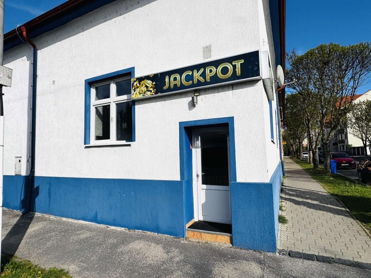 Ponúkame na prenájom obchodné priestory nachádzajúce sa v širšom centre mesta Nové Zámky na ulici Žerotínová bašta — foto 20