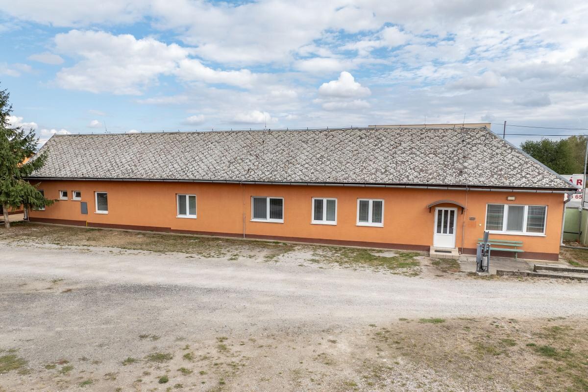 NA PREDAJ _ INVESTIČNÝ KOMERČNÝ AREÁL +tenisový kurt + NOVOSTAVBA RD — foto 4