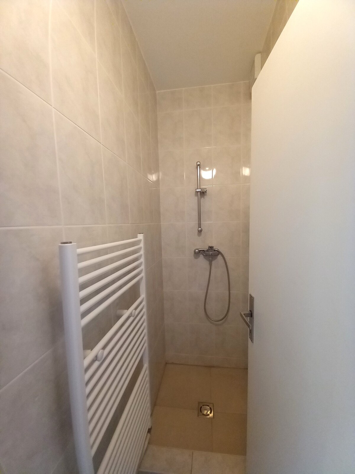 Prenájom šikovný obchodný priestor s umývadlom + 2 parkovacie miesta, — foto 5