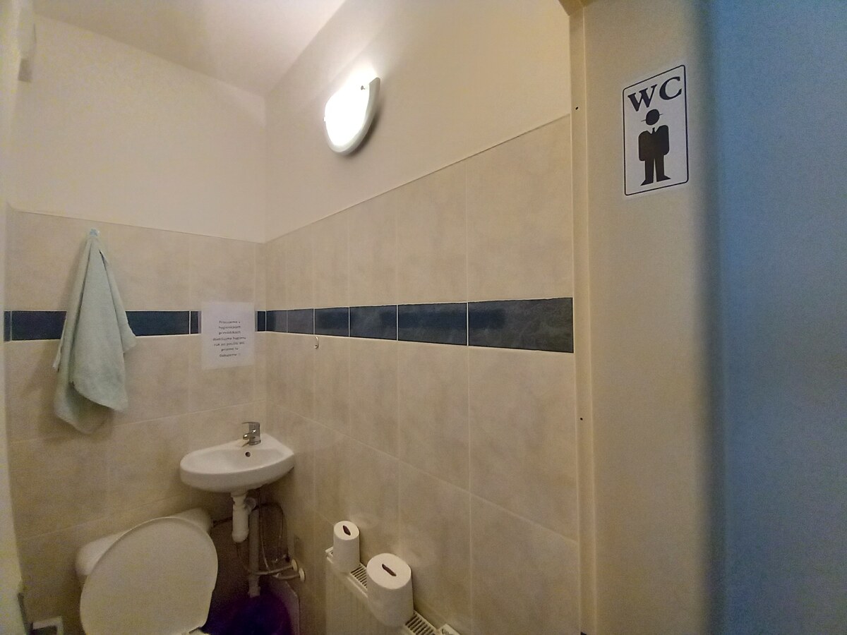 Prenájom šikovný obchodný priestor s umývadlom + 2 parkovacie miesta, — foto 6