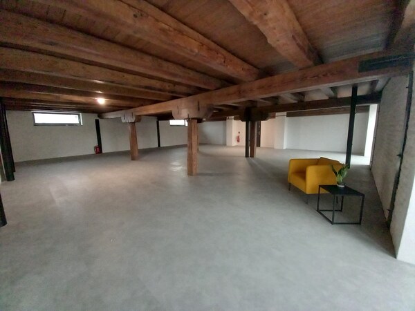 Prenájom priestranné obchodné priestory 150m2 + skladový priestor 50m2