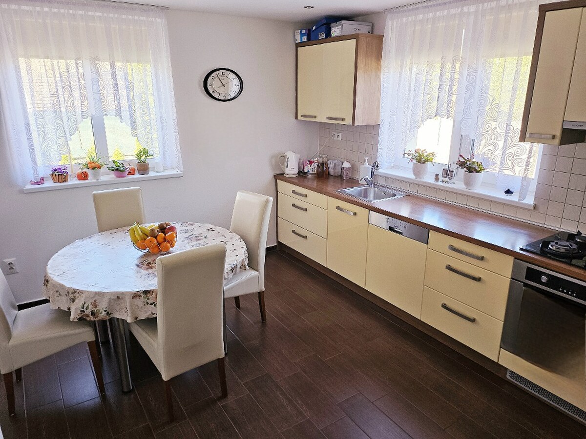 RODINNÝ DOM - PODLUŽANY - 4 IZBOVÝ -148 M2 NA POZEMKU 1049 M2 — foto 3