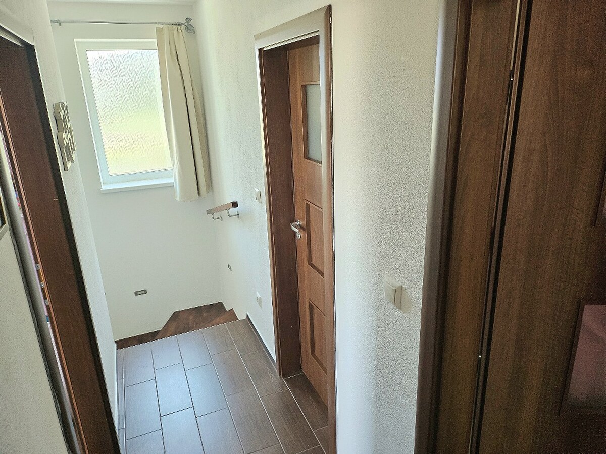 RODINNÝ DOM - PODLUŽANY - 4 IZBOVÝ -148 M2 NA POZEMKU 1049 M2 — foto 8