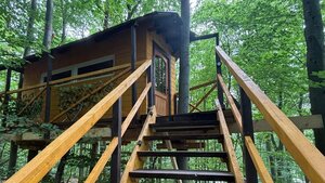 Unikátny domček v korunách stromov (Treehouse) 35m2 s veľkým pozemkom — foto 1
