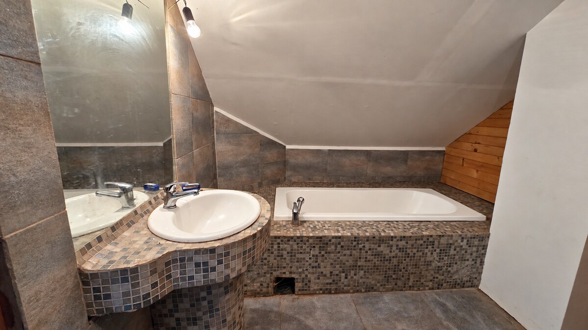 JEDINEČNÁ NEHNUTEĽNOSŤ POD HRADOM TEMATÍN – RODINNÝ DOM + 13046m2 — foto 18