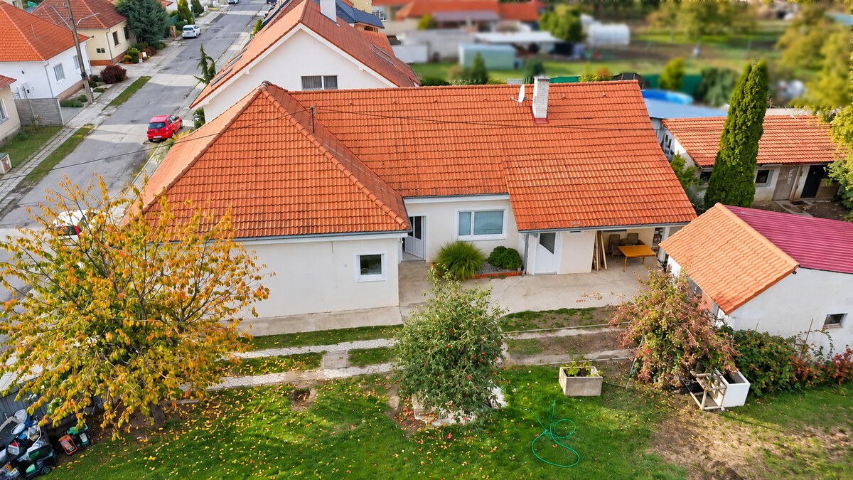 NOVINKA! Rodinný dom s veľkorysým pozemkom 923 m², garážou – Dubovany