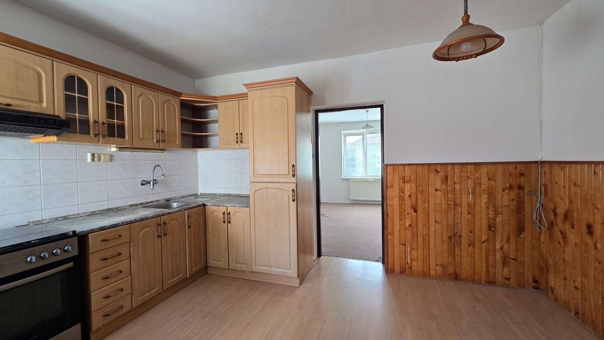NOVINKA! Rodinný dom s veľkorysým pozemkom 923 m², garážou – Dubovany — foto 10