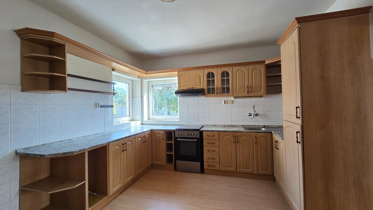 NOVINKA! Rodinný dom s veľkorysým pozemkom 923 m², garážou – Dubovany — foto 11