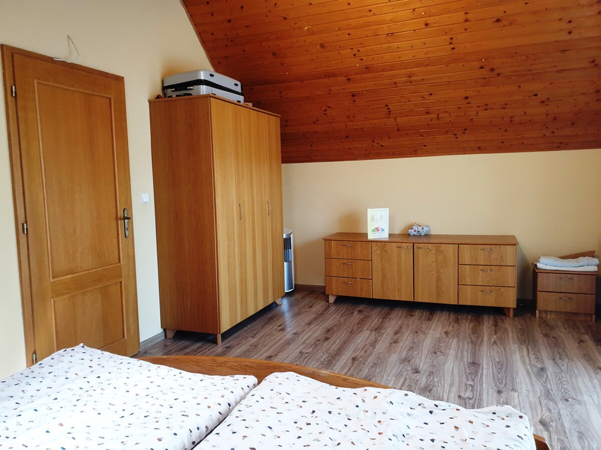 Zariadený rodinný dom s garážou a letnou kuchyňou - Dolné Srnie — foto 13