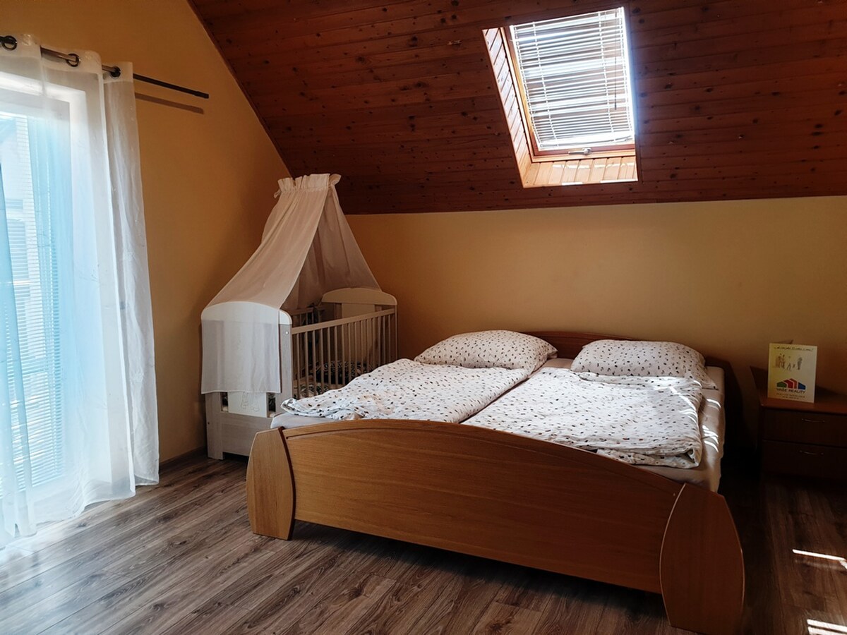 Zariadený rodinný dom s garážou a letnou kuchyňou - Dolné Srnie — foto 14