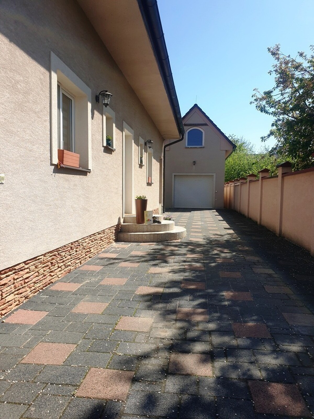 Zariadený rodinný dom s garážou a letnou kuchyňou - Dolné Srnie — foto 3
