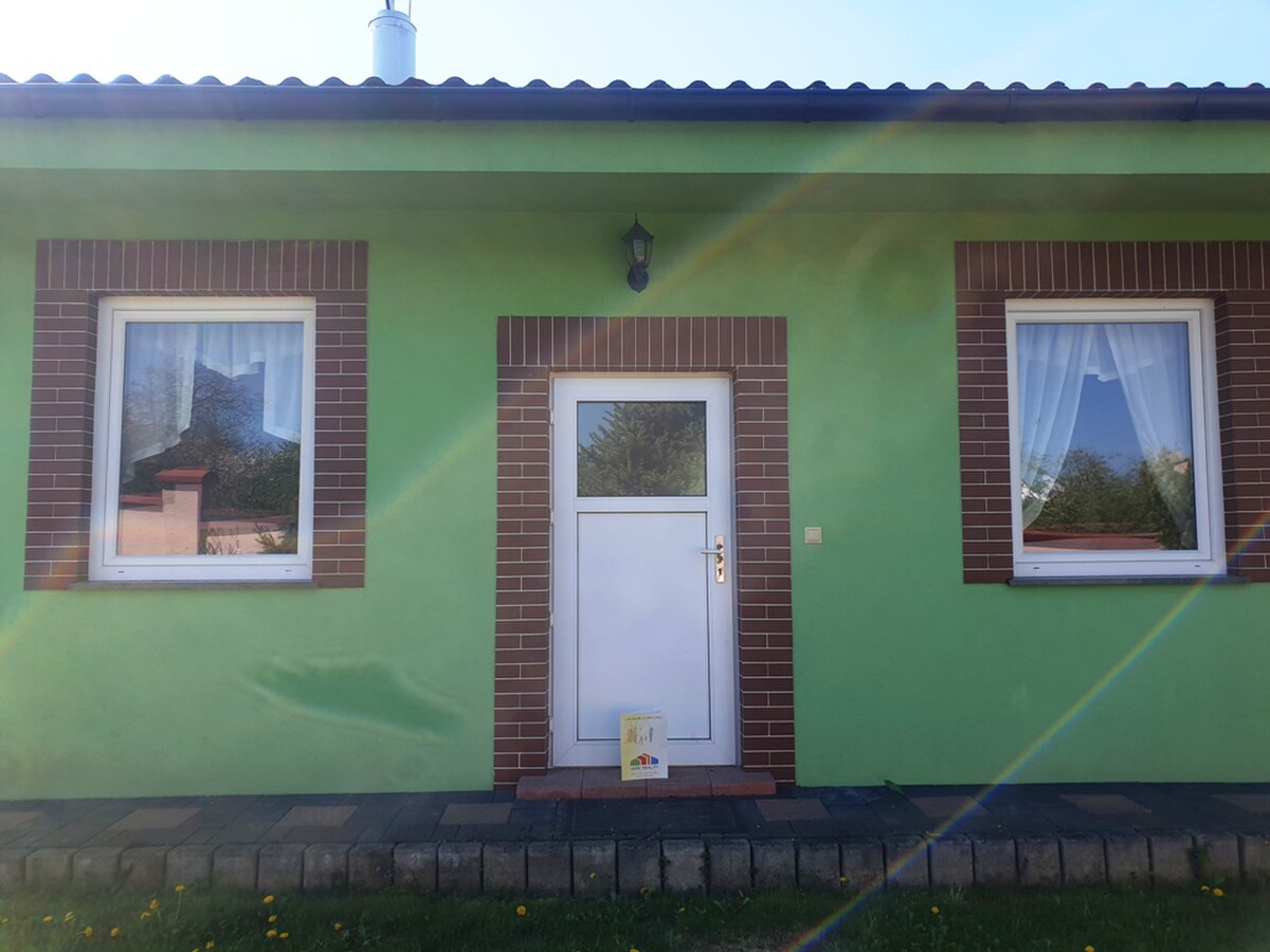 Zariadený rodinný dom s garážou a letnou kuchyňou - Dolné Srnie — foto 35