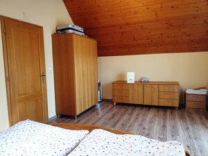 Zariadený rodinný dom s garážou a letnou kuchyňou - Dolné Srnie — foto 13