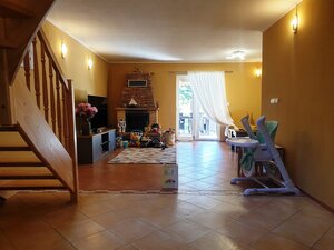 Zariadený rodinný dom s garážou a letnou kuchyňou - Dolné Srnie — foto 9
