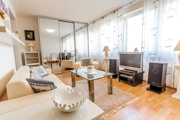 Na prenájom priestranný 3-izbový byt s lodžiou, 101 m², od 10 / 2026