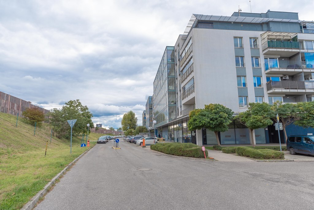Na prenájom luxusný 2-izbový byt + 2 balkóny, 73 m², garážové státie, — foto 2