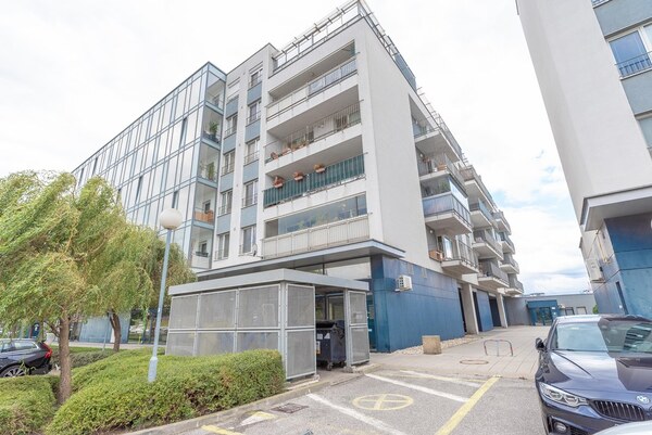 Na prenájom luxusný 2-izbový byt + 2 balkóny, 73 m², garážové státie,