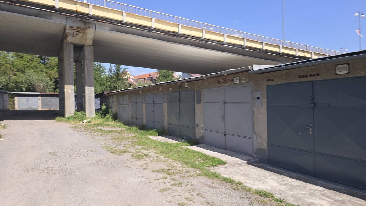 NA PREDAJ MUROVANÁ GARÁŽ S ELEKTRINOU 18 m² ZVOLEN – BLÍZKO CENTRA — foto 3