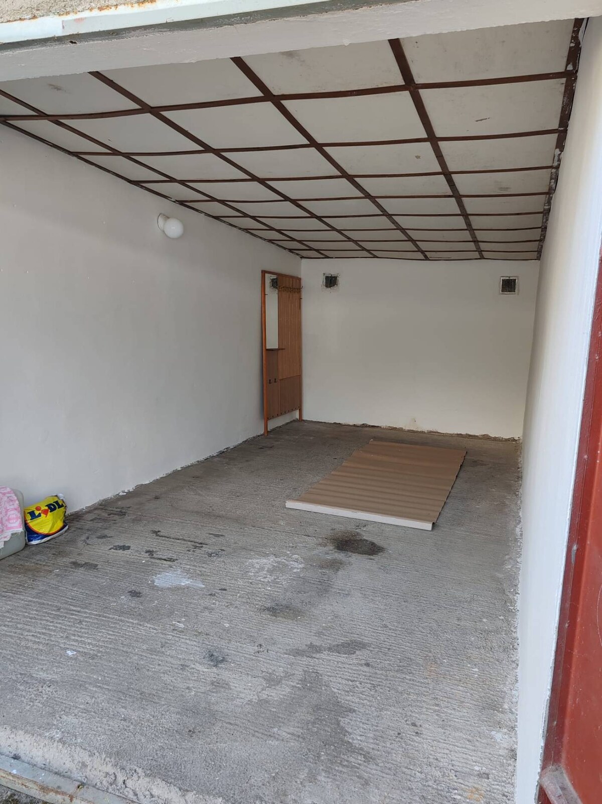 NA PREDAJ MUROVANÁ GARÁŽ S ELEKTRINOU 18 m² ZVOLEN – BLÍZKO CENTRA — foto 4