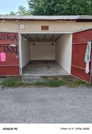 NA PREDAJ MUROVANÁ GARÁŽ S ELEKTRINOU 18 m² ZVOLEN – BLÍZKO CENTRA — foto 1